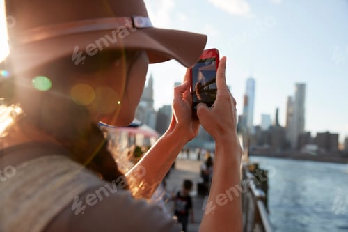 Preview: Tourist Taking Photo Of Manhattan Skyline On Mobile Phone