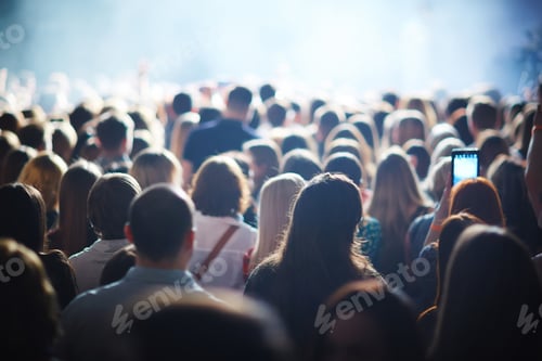 Preview: Crowd of fans