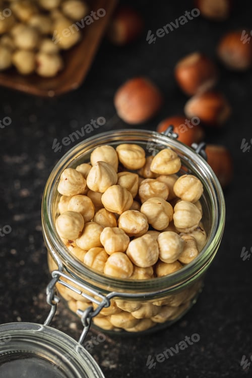 Preview: Peeled roasted hazelnut kernels.