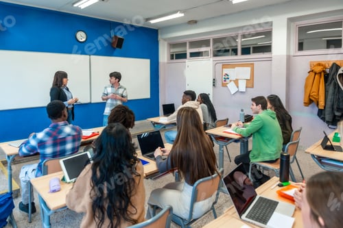 Visualização: Alunos do ensino médio aprendendo em sala de aula com professores e laptops