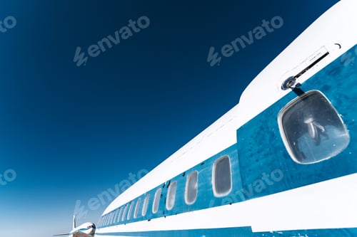 Preview: Side view of airplane