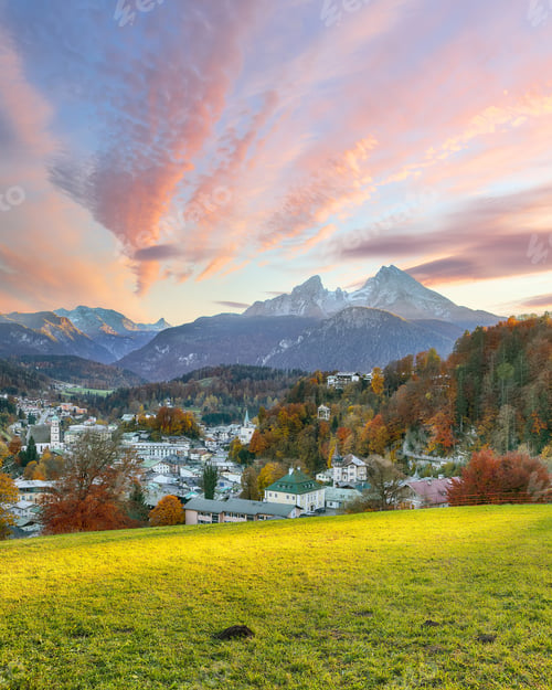 Preview: Astonishing autumn landscape and view on Berchtesgaden town.
