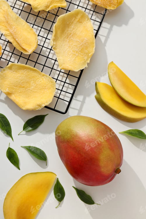 Preview: Dried mango chips with fresh sliced mango