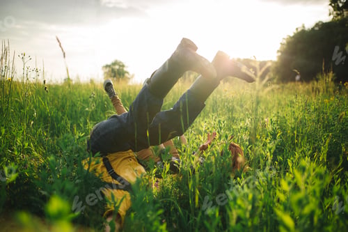 Vista previa: woman and man having fun outdoors. Loving hipster couple walking in the field, kissing and holding