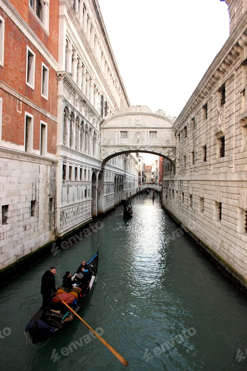 Preview: Gondolas going under the Bridge of Sighs in Venice