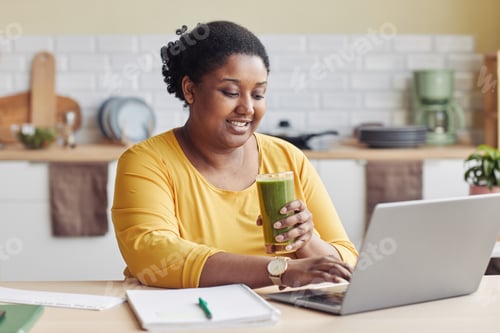 Preview: Overweight Woman with Smoothie