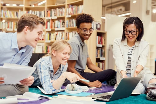 Preview: Students reading seminar information on internet