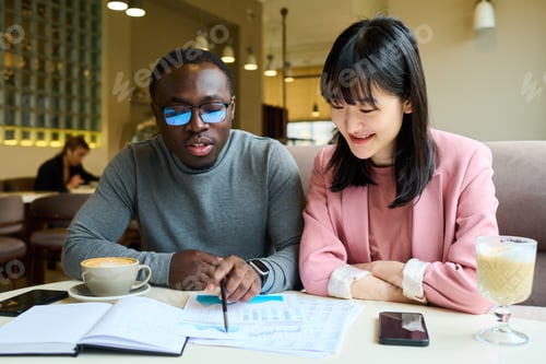 Preview: Business couple working at cafe
