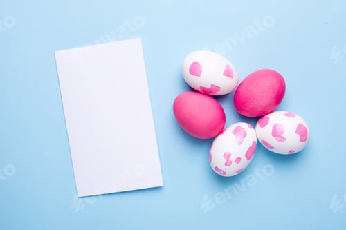 Visualização: Cartão comemorativo e ovos de páscoa com pinceladas em aquarela