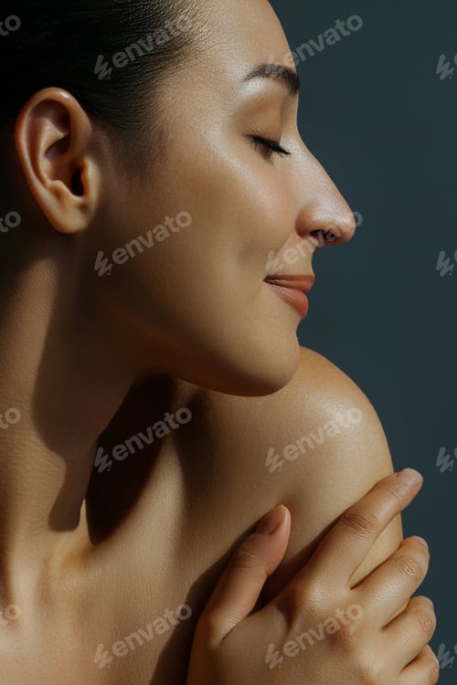 Preview: Gentle beautiful woman posing in sunlight. Morning mood and lifestyle