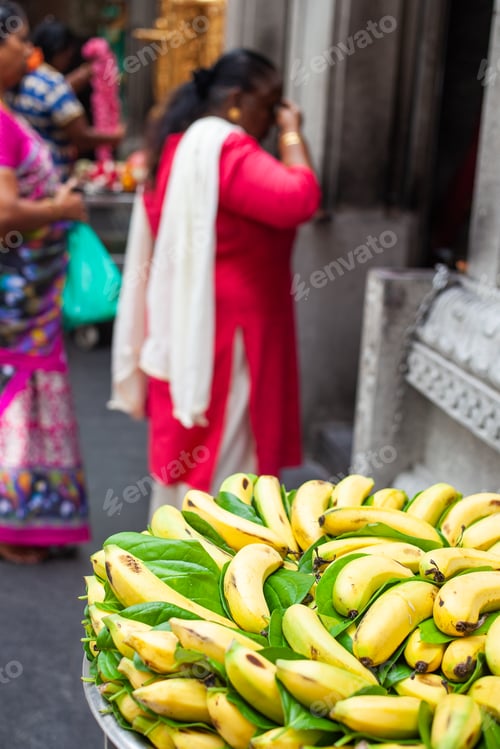 Preview: worshippers praying in Hindu temple