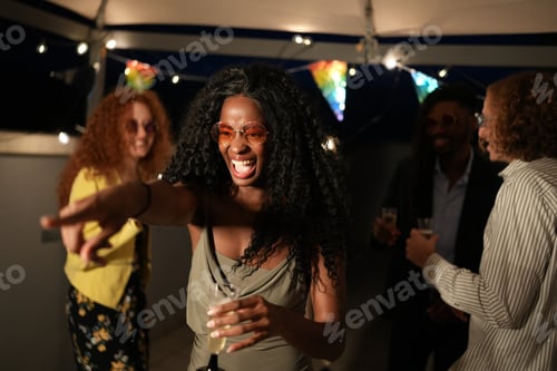Visualização: Mulher alegre apontando o dedo e se divertindo na festa no terraço