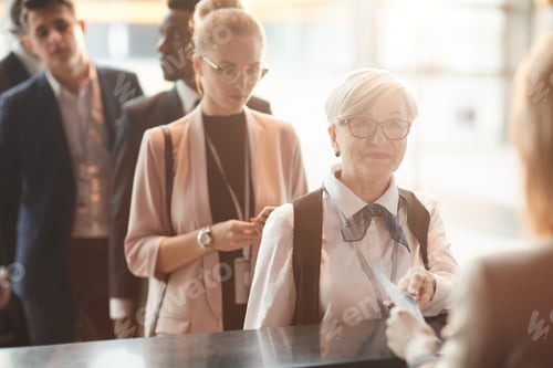 Preview: Senior businesswoman registering on conference