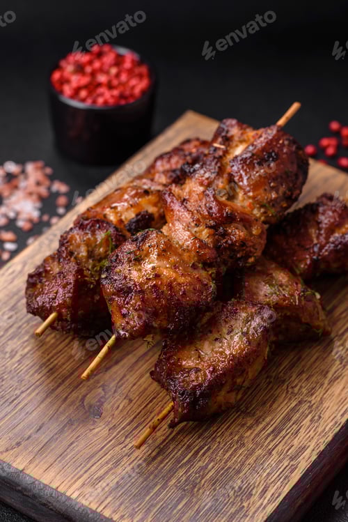 Deliciosas brochetas de pollo, pavo o cerdo a la parrilla con sal, especias y hierbas