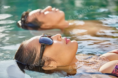 Preview: Swimming couple