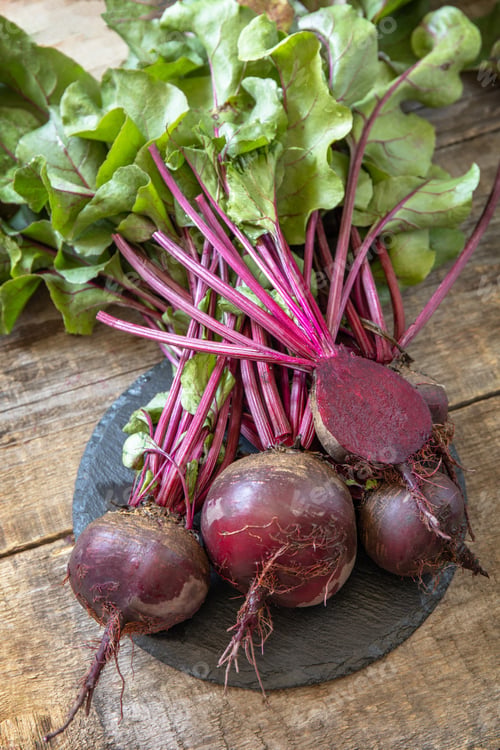 Preview: Fresh organic ripe juicy beetroot on a wooden kitchen table.