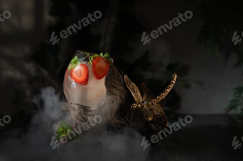 Preview: Refreshing lemonade cocktail with strawberries
