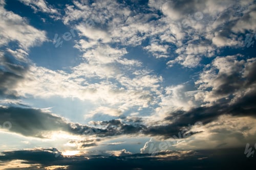 Vorschau: bunter dramatisch Himmel mit Wolken bei Sonnenuntergang.