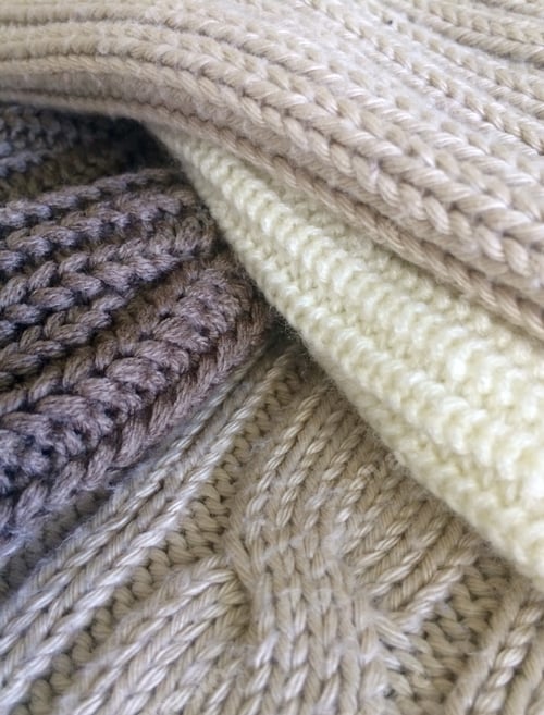 Preview: Close-Up of Cozy Knitwear Fabric Texture