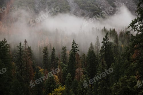 Preview: Stunning wide shot of Yosemite National Park in Autumn California, US