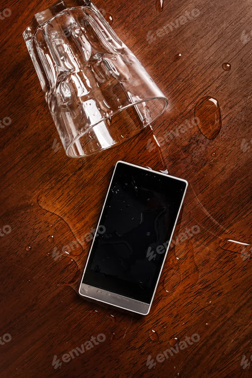 Preview: Smartphone in water