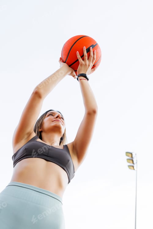 Preview: Woman playing basketball