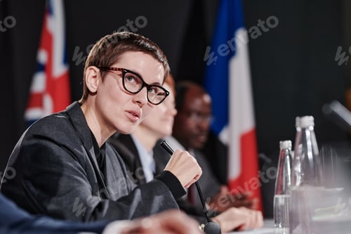 Preview: Speaker presenting her report at congress