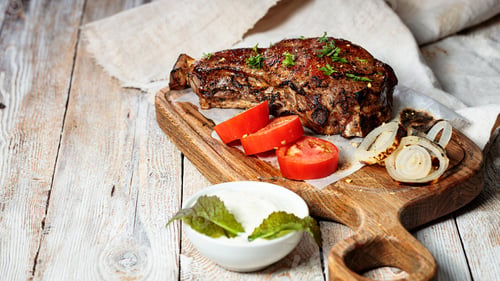 Preview: Grilled Steak with Tomatoes and Grilled Onions