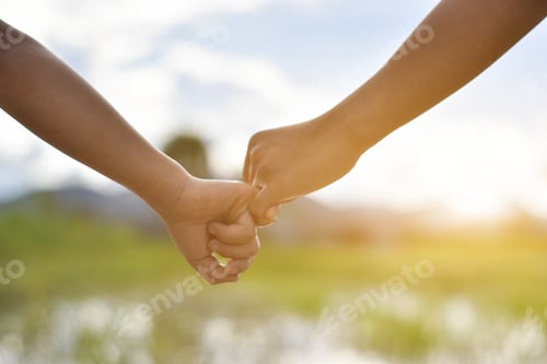 Preview: Hands pinkie promise of two child in outdoor. Close up