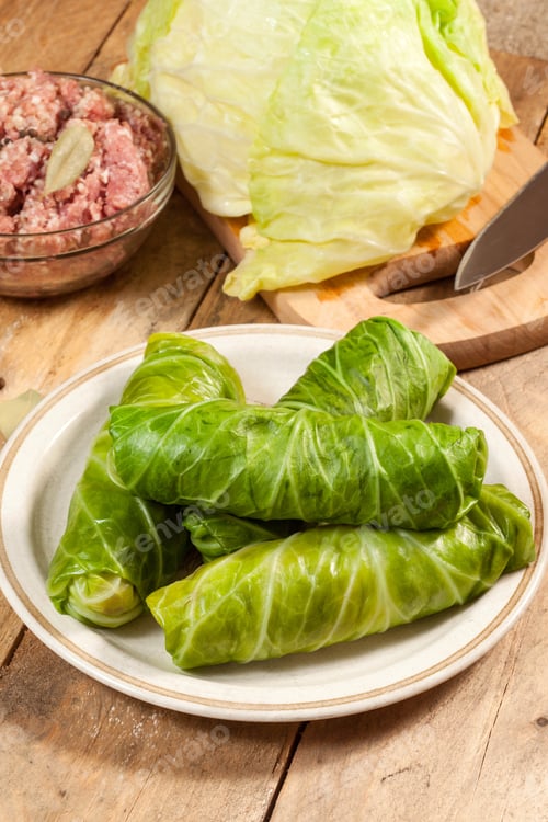 Preview: Raw cabbage rolls.