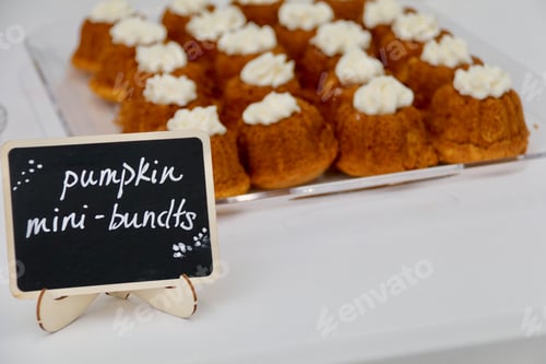 Preview: Plate of carrots with cream frosting and mini bites beside it