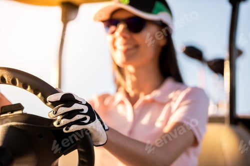 Preview: Woman playing golf