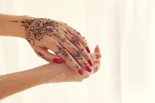 Preview: Red manicured hands with Mehndi