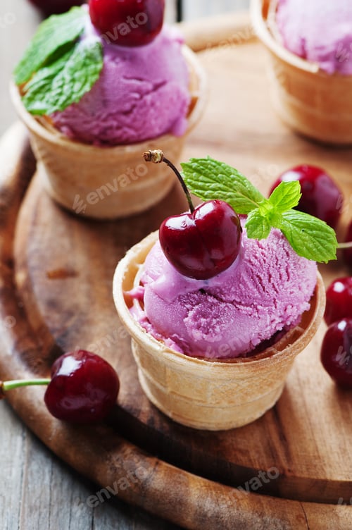 Preview: Cherry ice-cream with mint