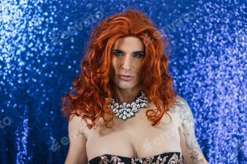 Vista previa: Vibrant drag queen against glittering blue background