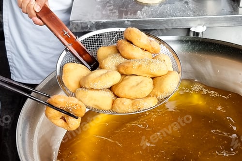Preview: Hawker scooping out cooked Ham Chim Peng from wok, a popular Chinese street food in Malaysia