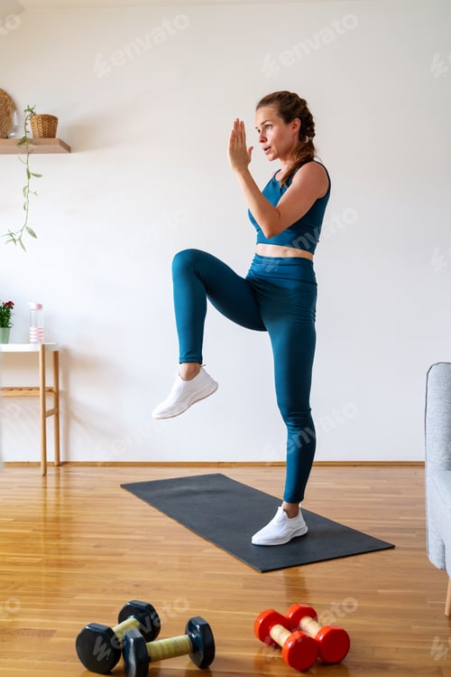 Preview: Athletic caucasian woman wearing sportswear doing anaerobic workout at home.