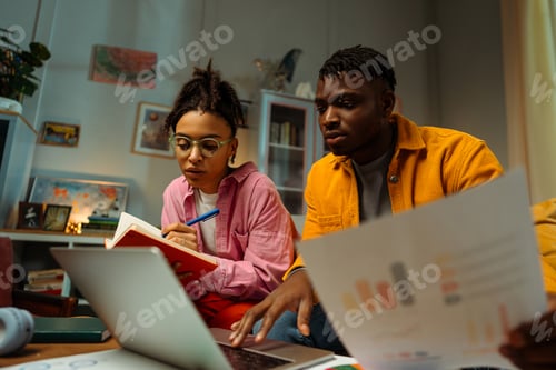 Vista previa: Retrato de un hombre y una mujer afroamericanos serios y pensativos que planean una startup sentados en el sofá