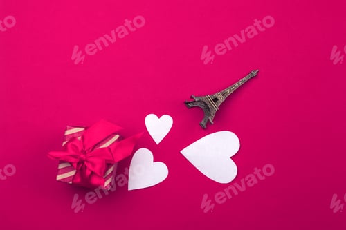Preview: Valentines day greeting card. gift box on red table. Top view with copy space
