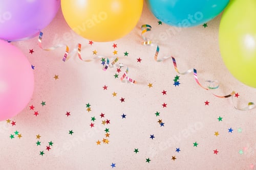 Visualização: Fundo festivo com confetes e balões