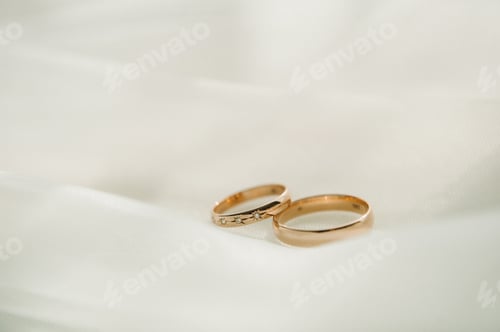 Preview: Close-up of two gold wedding rings for a wedding