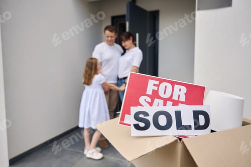 Preview: Parents with child are standing on the porch