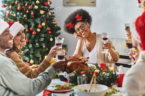 Visualização: férias de inverno e conceito de pessoas, família multiétnica alegre e amigos comemorando o Natal