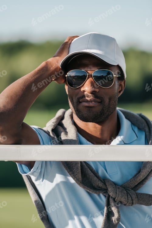 Preview: Close-up portrait of handsome african american man in cap and sunglasses