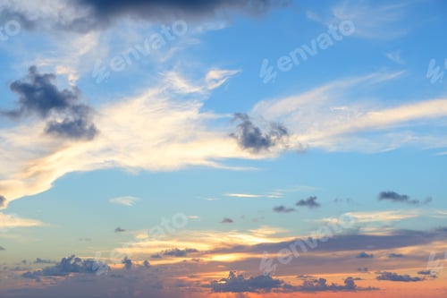 Vorschau: Wunderschöner farbiger bewölkter Abendhimmel. Abstrakter Himmelshintergrund.