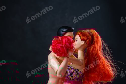 Preview: Kissing man and woman doll with red flowers.