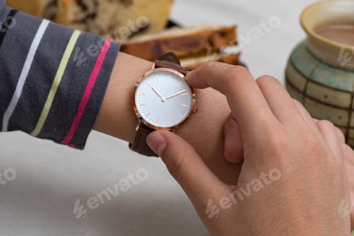 Preview: Girl's hand with wrist watches at the coffee break