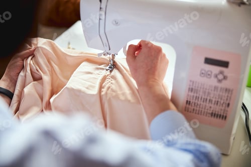 Preview: Piece of fabric lying on needle plate during sewing