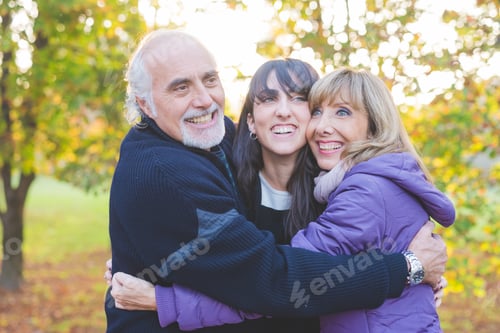 Visualização: Família feliz sorrindo se abraçando ao ar livre