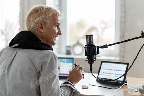 Preview: communicates with listeners of online news and music radio host's workplace in a recording studio